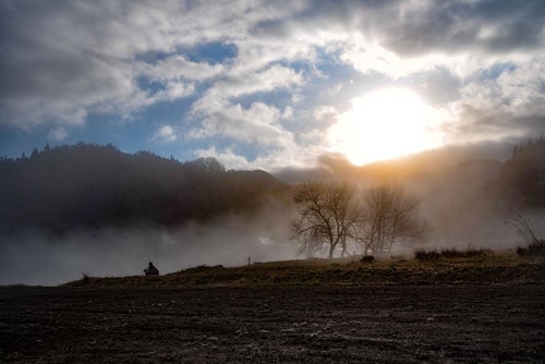 霧に包まれる野平の畑（長野県）の写真
