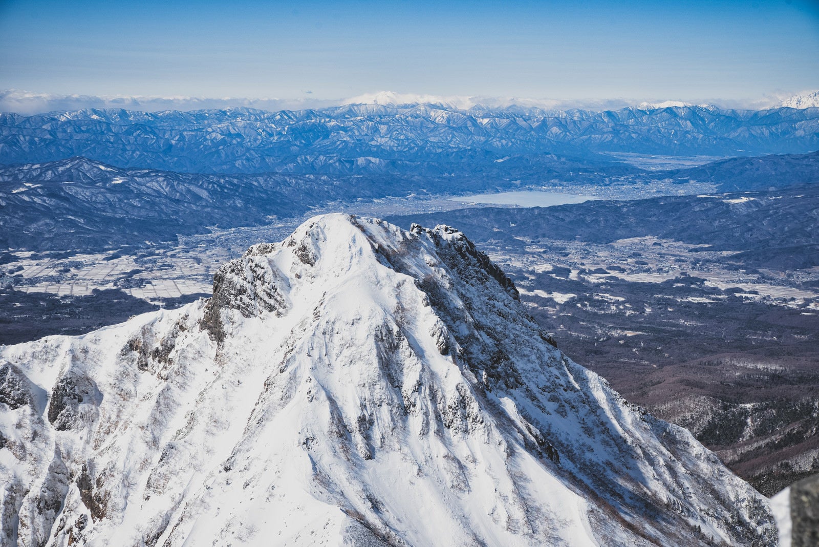 「阿弥陀岳の遥か先に見る諏訪湖」の写真