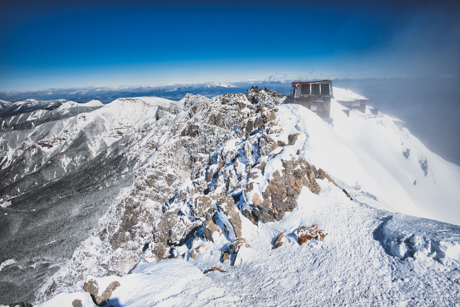 「赤岳の山頂と山小屋（八ヶ岳連峰）」の写真