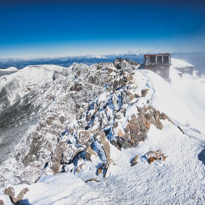 赤岳の山頂と山小屋（八ヶ岳連峰）の写真