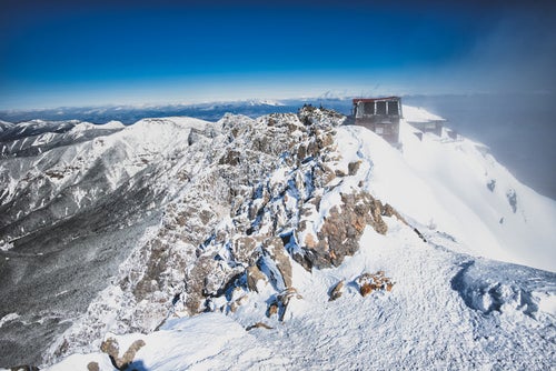 赤岳の山頂と山小屋（八ヶ岳連峰）の写真