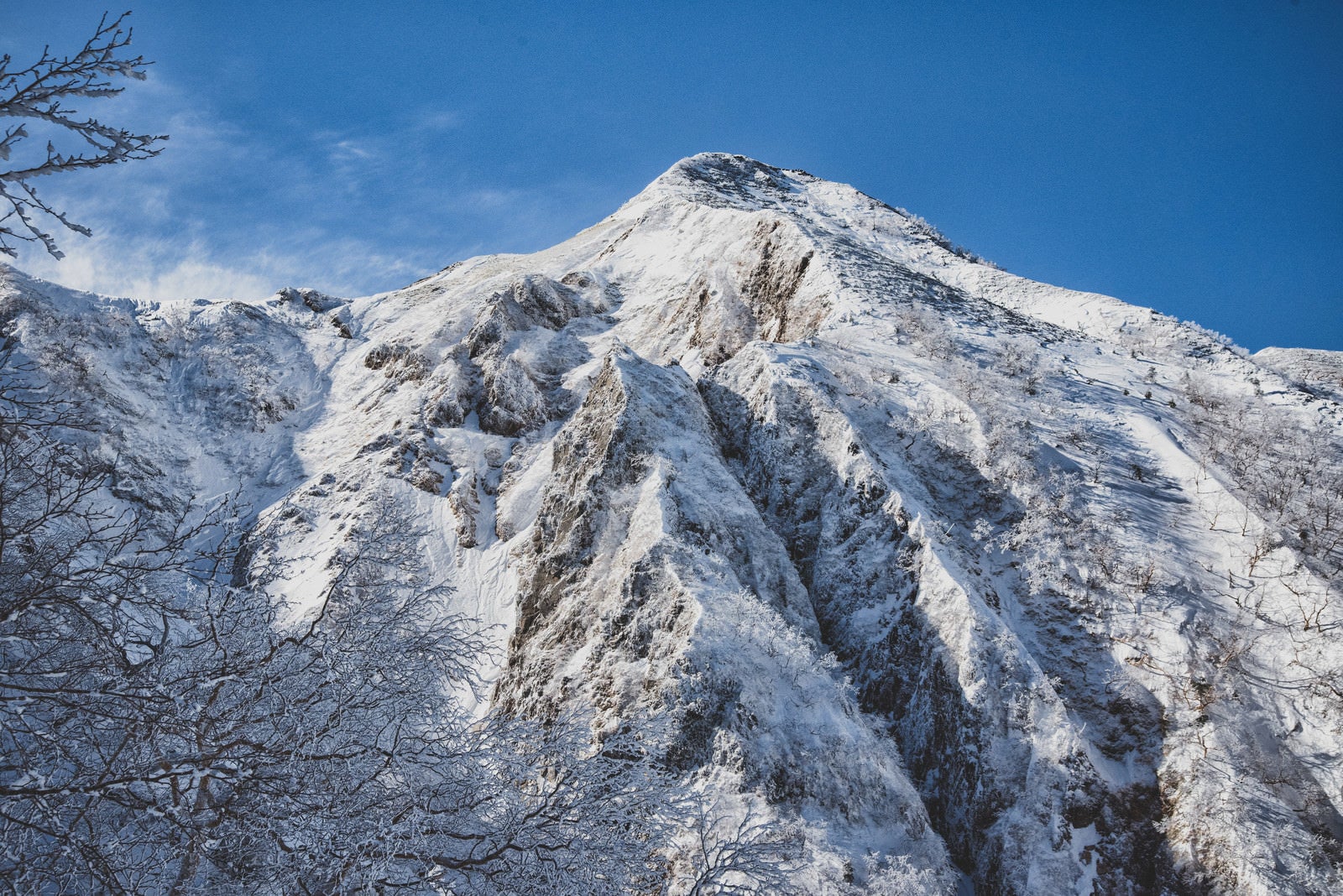 「中岳北面の岩壁に伸びる影」の写真