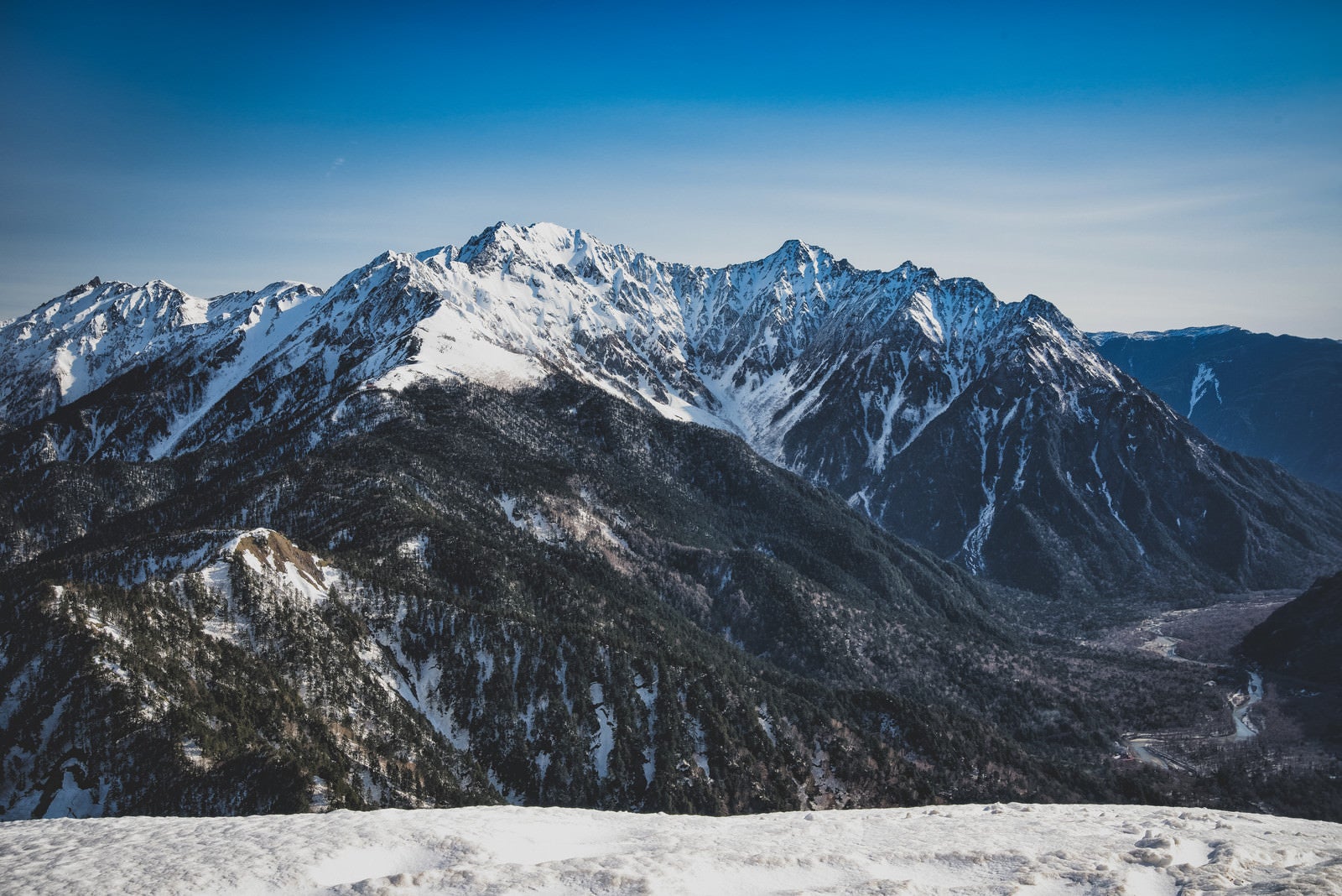 「雪残る穂高連峰（北アルプス）」の写真