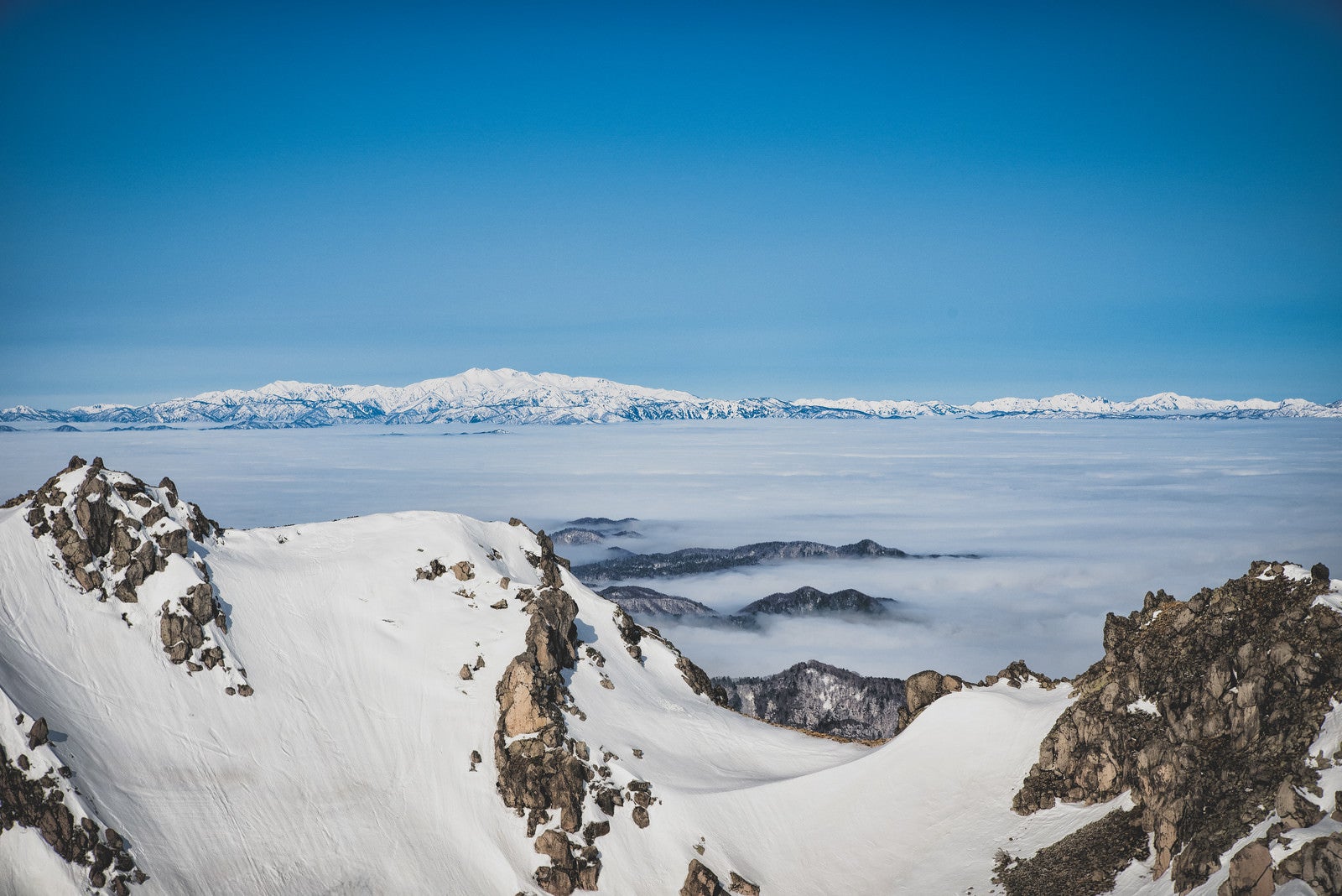 「焼岳山頂の景色（白山方面）」の写真