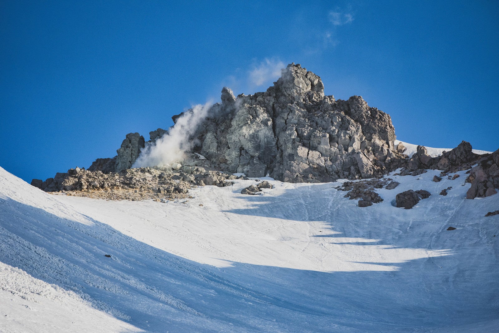 「焼岳山頂付近の噴気孔（北アルプス）」の写真