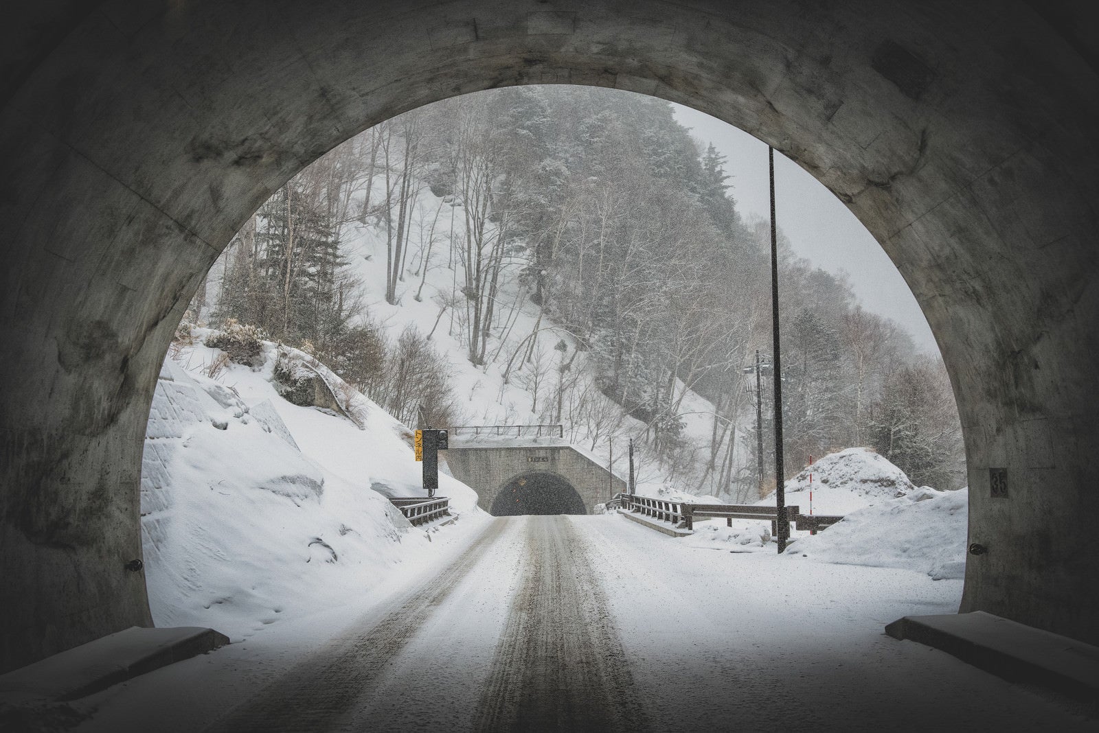 「上高地に繋がるトンネルと雪道」の写真