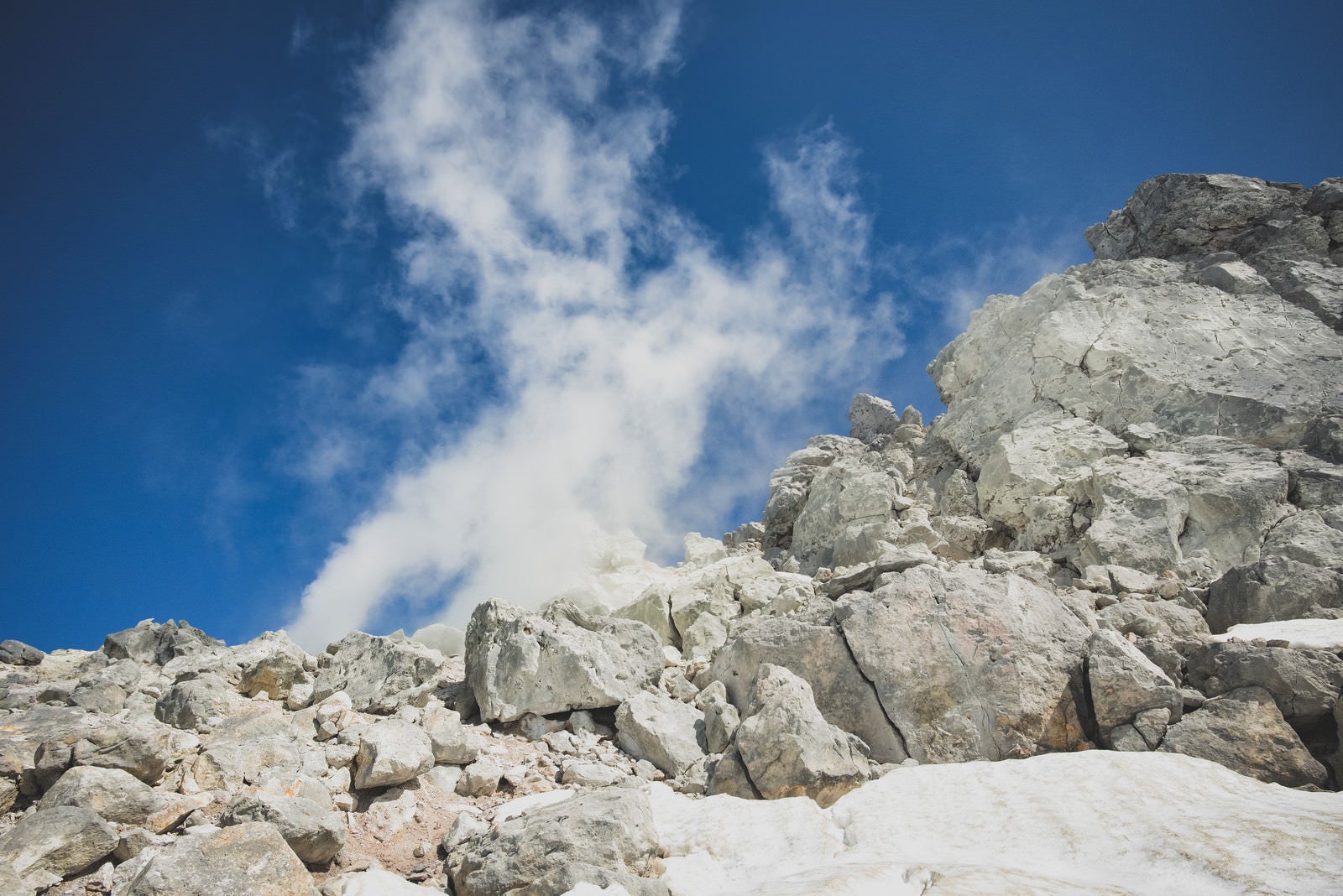 「噴気を噴出す焼岳の噴気孔（北アルプス）」の写真