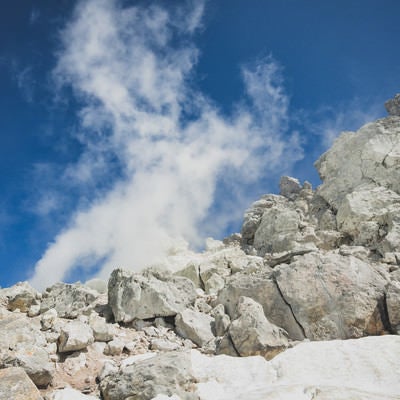 噴気を噴出す焼岳の噴気孔（北アルプス）の写真