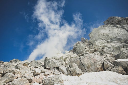 噴気を噴出す焼岳の噴気孔（北アルプス）の写真
