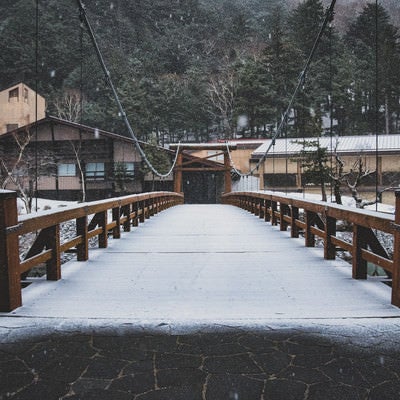 雪の中の河童橋（長野県）の写真