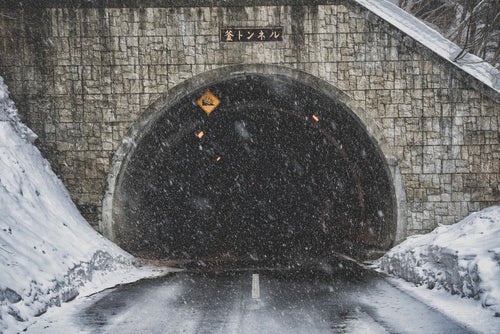 不気味に口を開ける釜トンネル（長野県）の写真