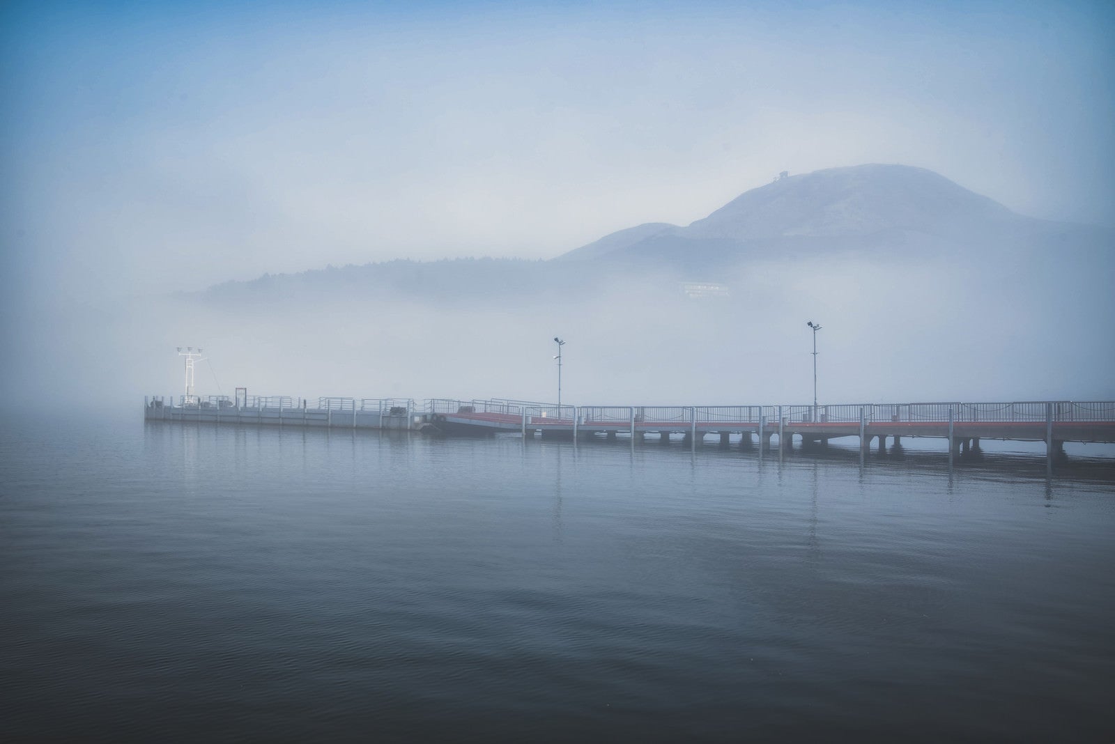 「霧に包まれる芦ノ湖の元箱根港」の写真
