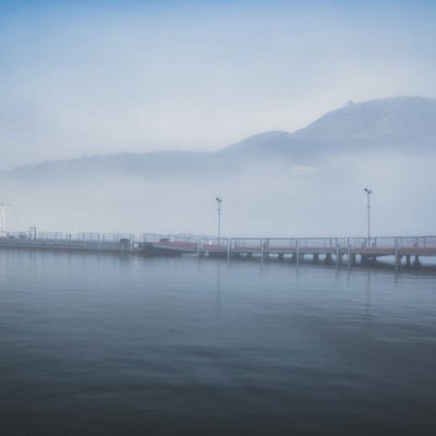 霧に包まれる芦ノ湖の元箱根港の写真