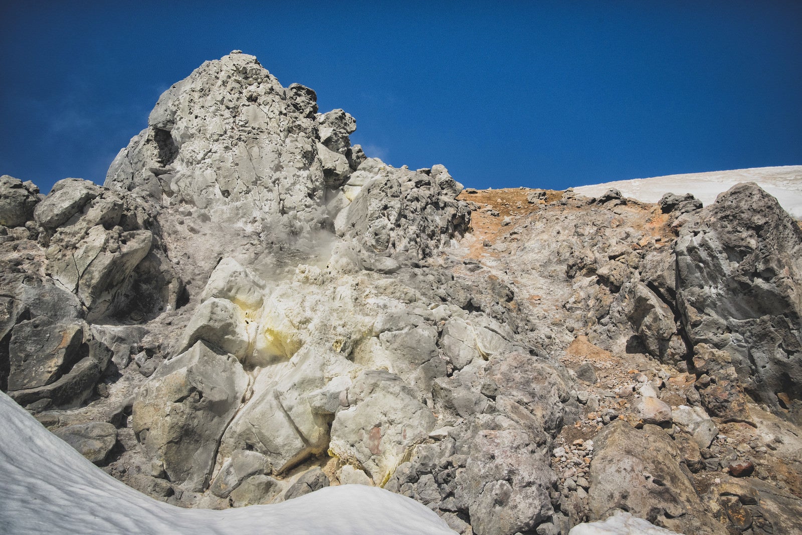 「硫黄が付着した焼岳の噴気孔」の写真