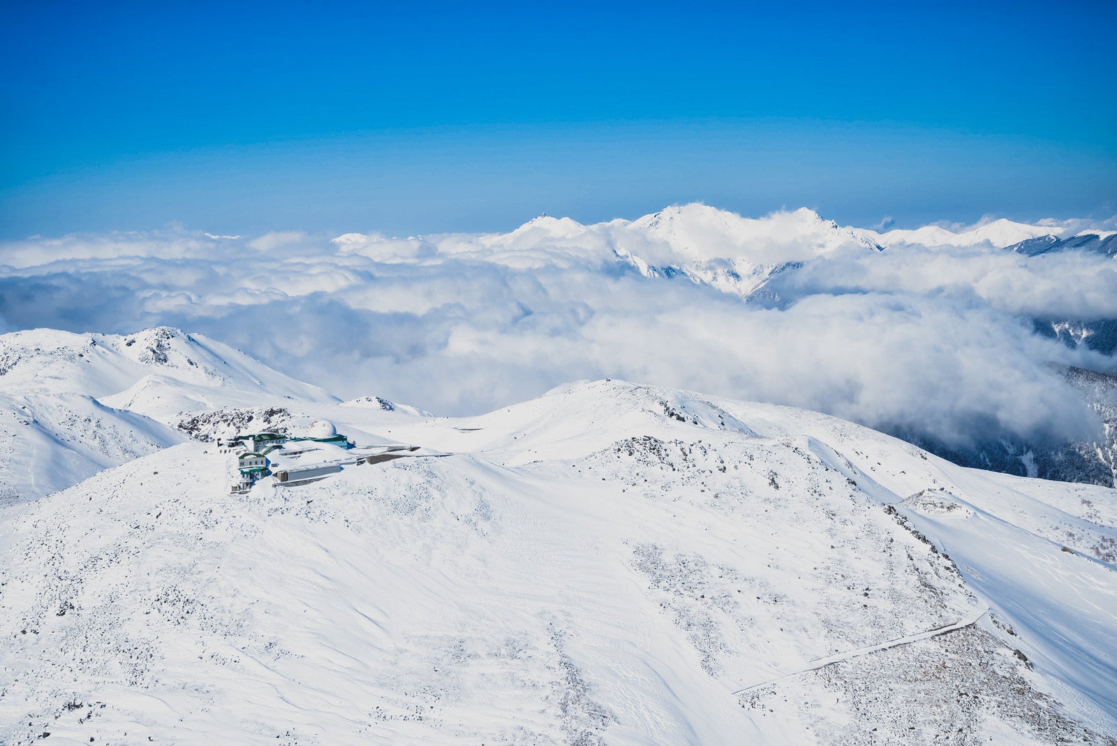 「穂高連峰とコロナ観測所」の写真