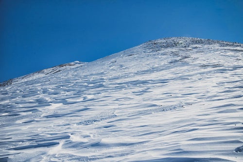 風紋に埋め尽くされる朝日岳（北アルプス）の写真