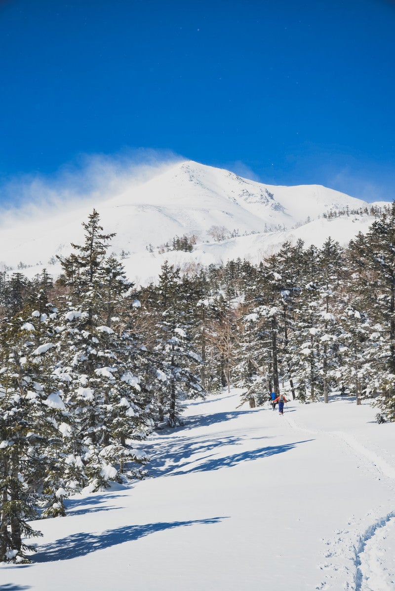 「乗鞍岳剣ヶ峰を目指す登山者」の写真