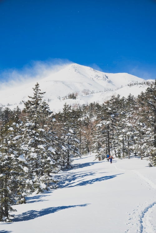 乗鞍岳剣ヶ峰を目指す登山者の写真