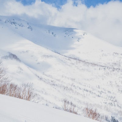 雲に覆われる乗鞍高原（飛騨山脈）の写真