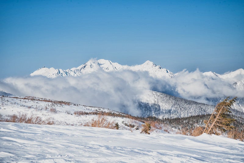 雲に巻かれる穂高連峰（飛騨山脈）の写真