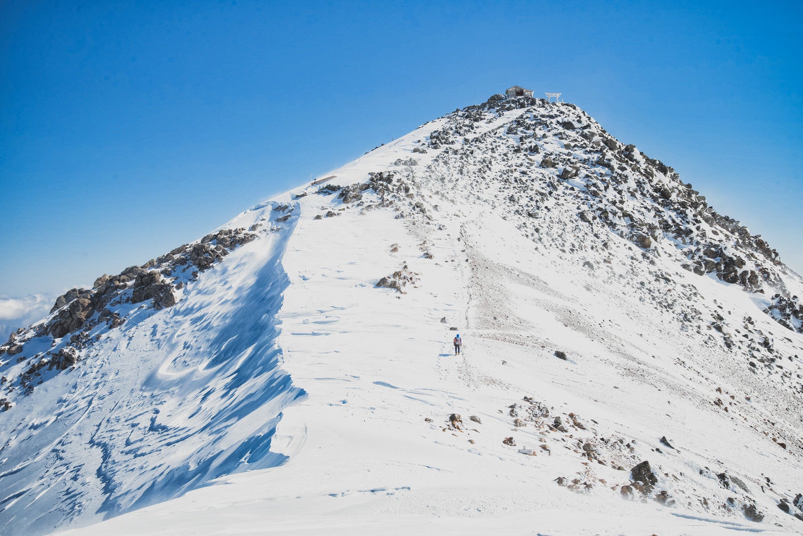 「剣ヶ峰を目指す登山者」の写真