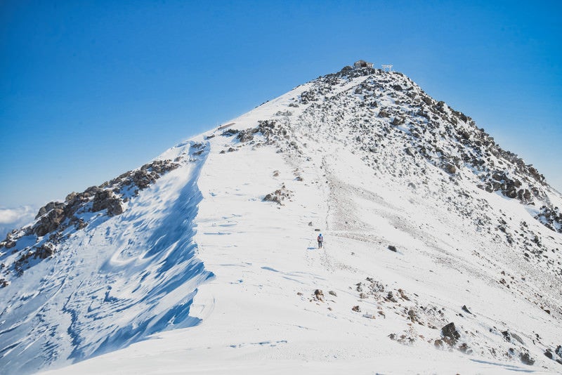 剣ヶ峰を目指す登山者の写真