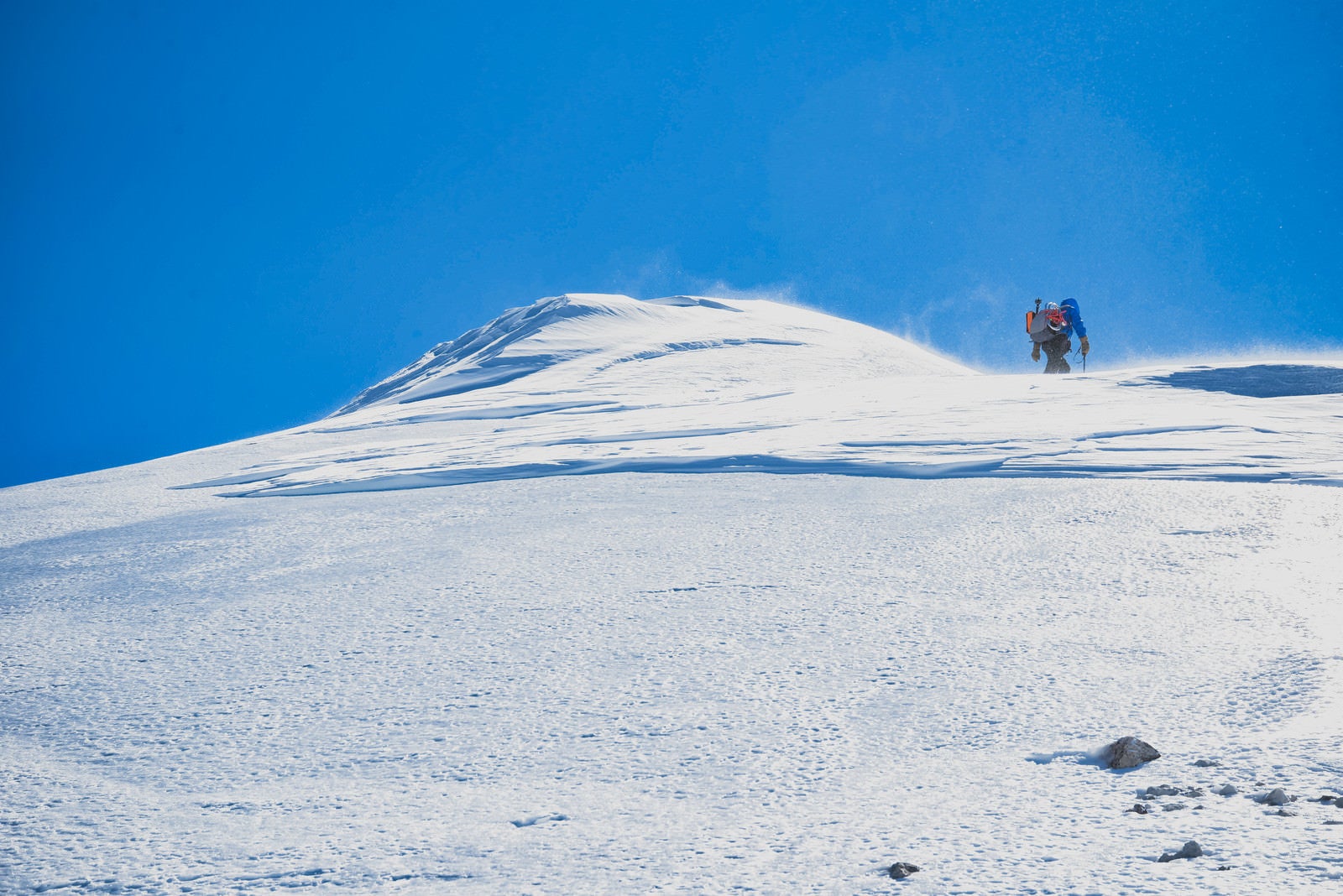 「剣ヶ峰山頂を目指す登山者」の写真