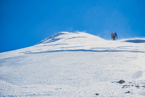 剣ヶ峰山頂を目指す登山者の写真