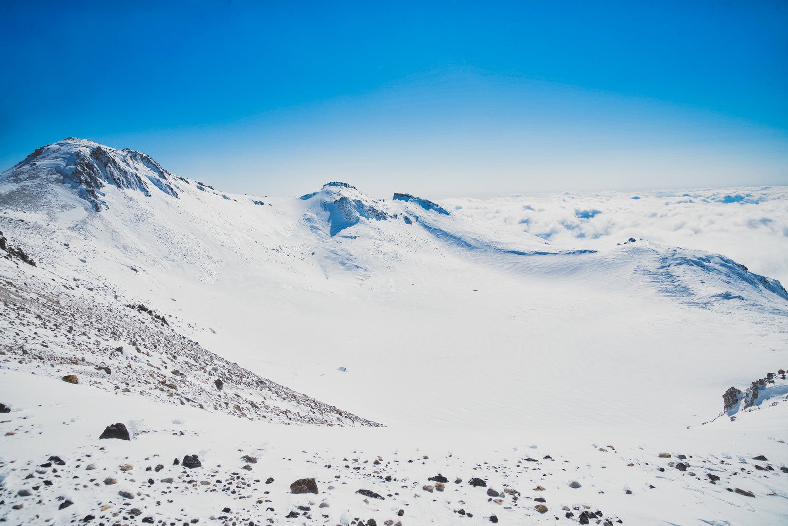 「雪で覆われた権現池」の写真