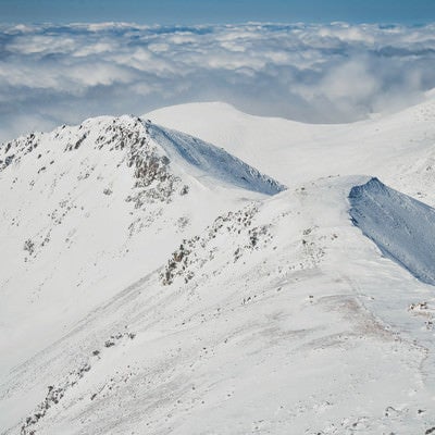 冬山の稜線の写真