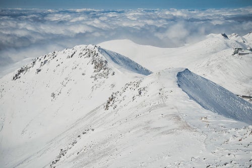 冬山の稜線の写真