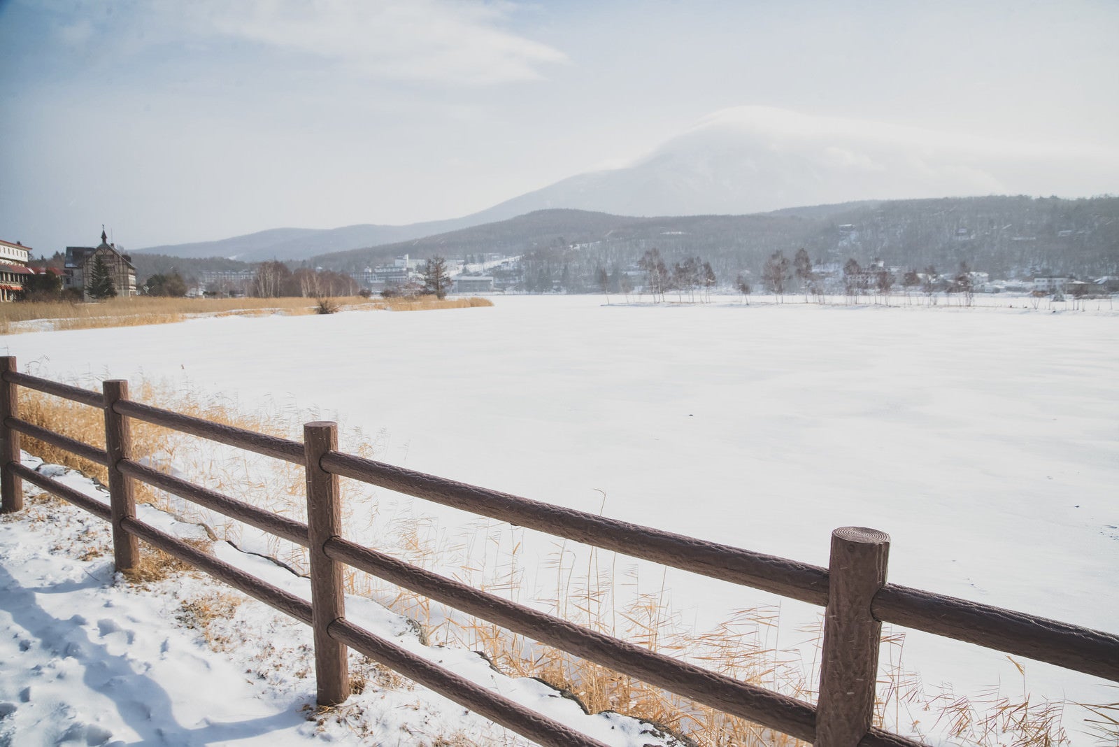 「冬の白樺湖畔の遊歩道から見た景色」の写真