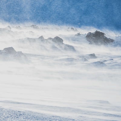 冬山に舞い上がる雪煙（ユキケムリ）の写真