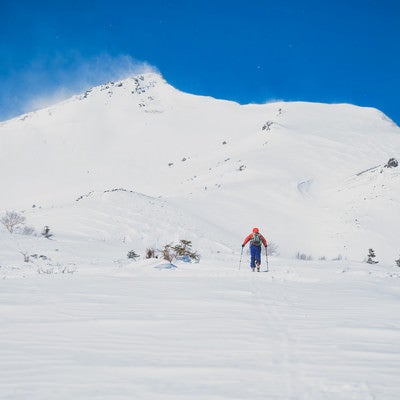 摩利支天岳（乗鞍）に向かうバックカントリースキーヤーの写真