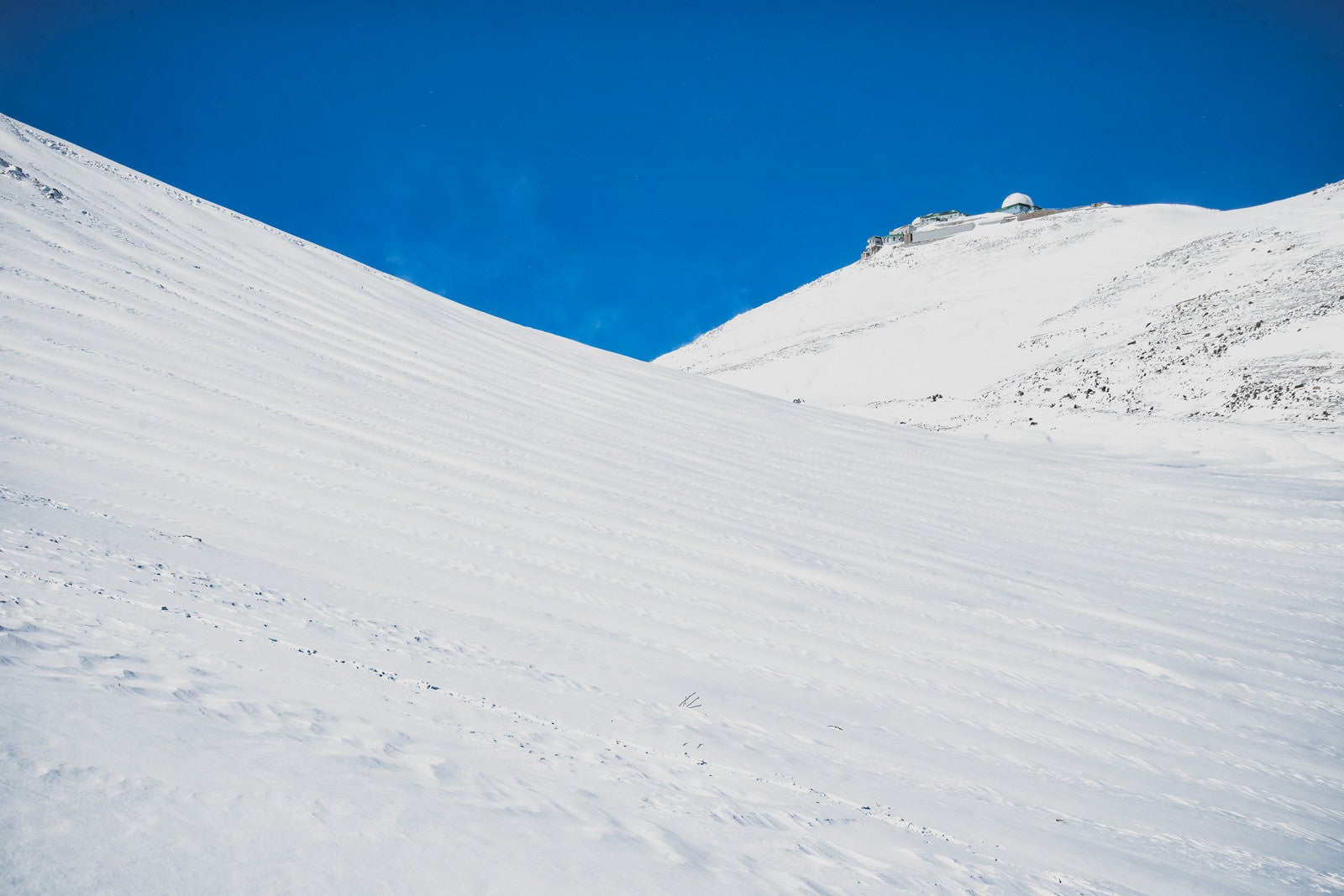 「摩利支天岳山頂のコロナ観測所」の写真