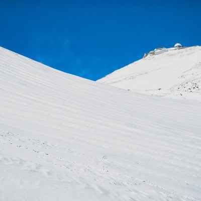 摩利支天岳山頂のコロナ観測所の写真