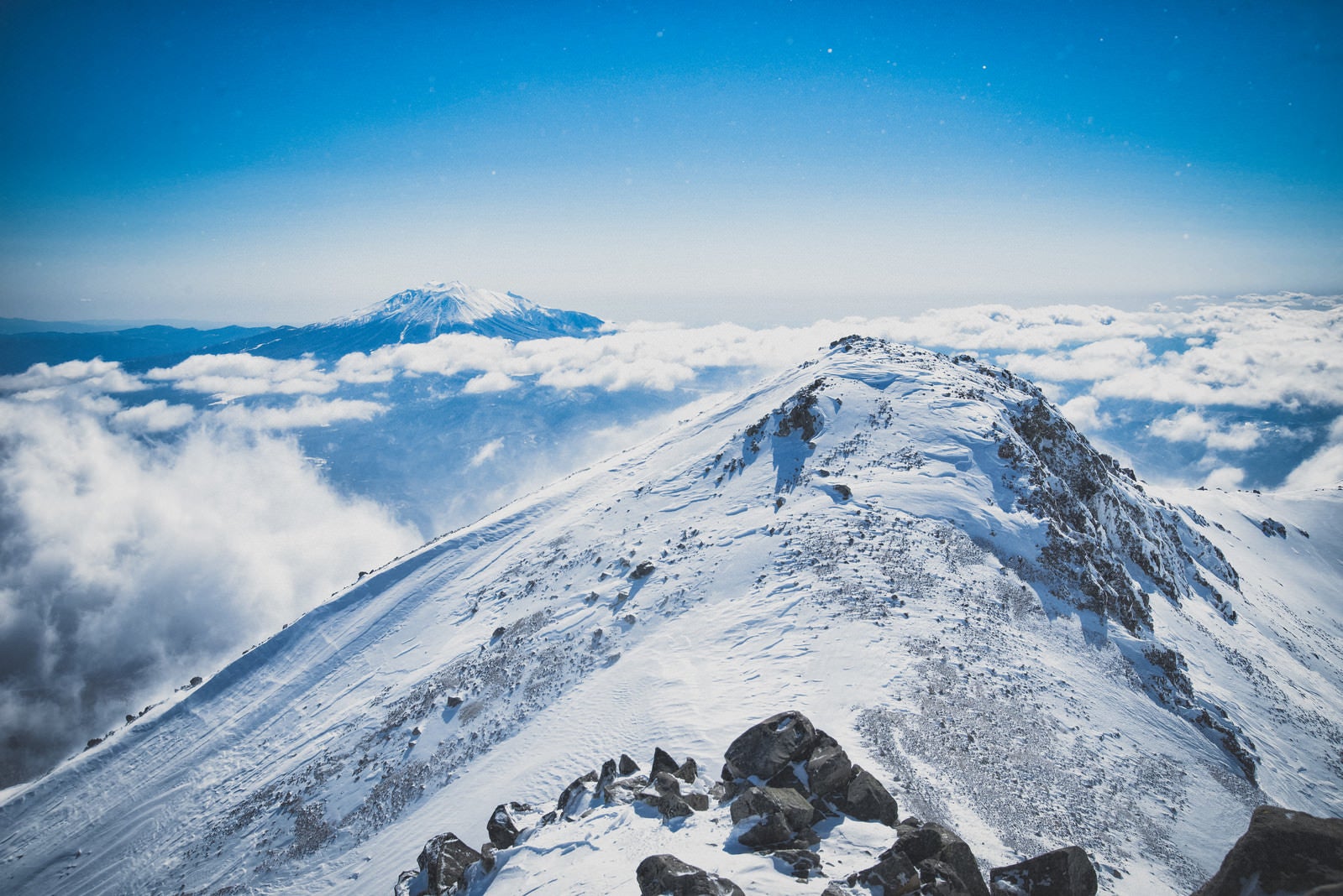 「薬師岳と御嶽山のコラボレーション」の写真