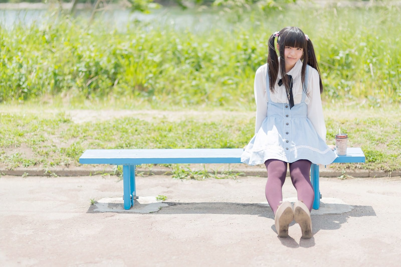 「ベンチに座るツインテールの女の子」の写真［モデル：こころ］