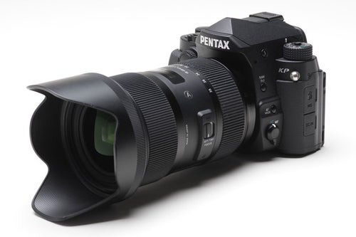PENTAX KP に 18-35mm のレンズを装着の写真