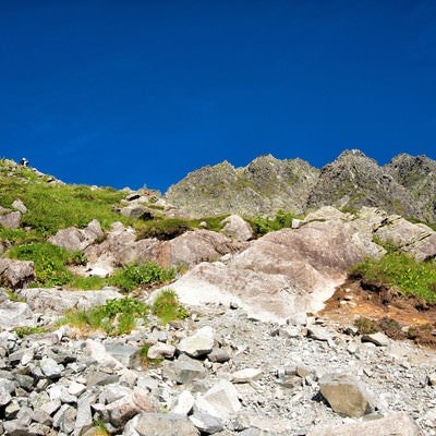 ザイテングラードの登山道にある岩肌の写真