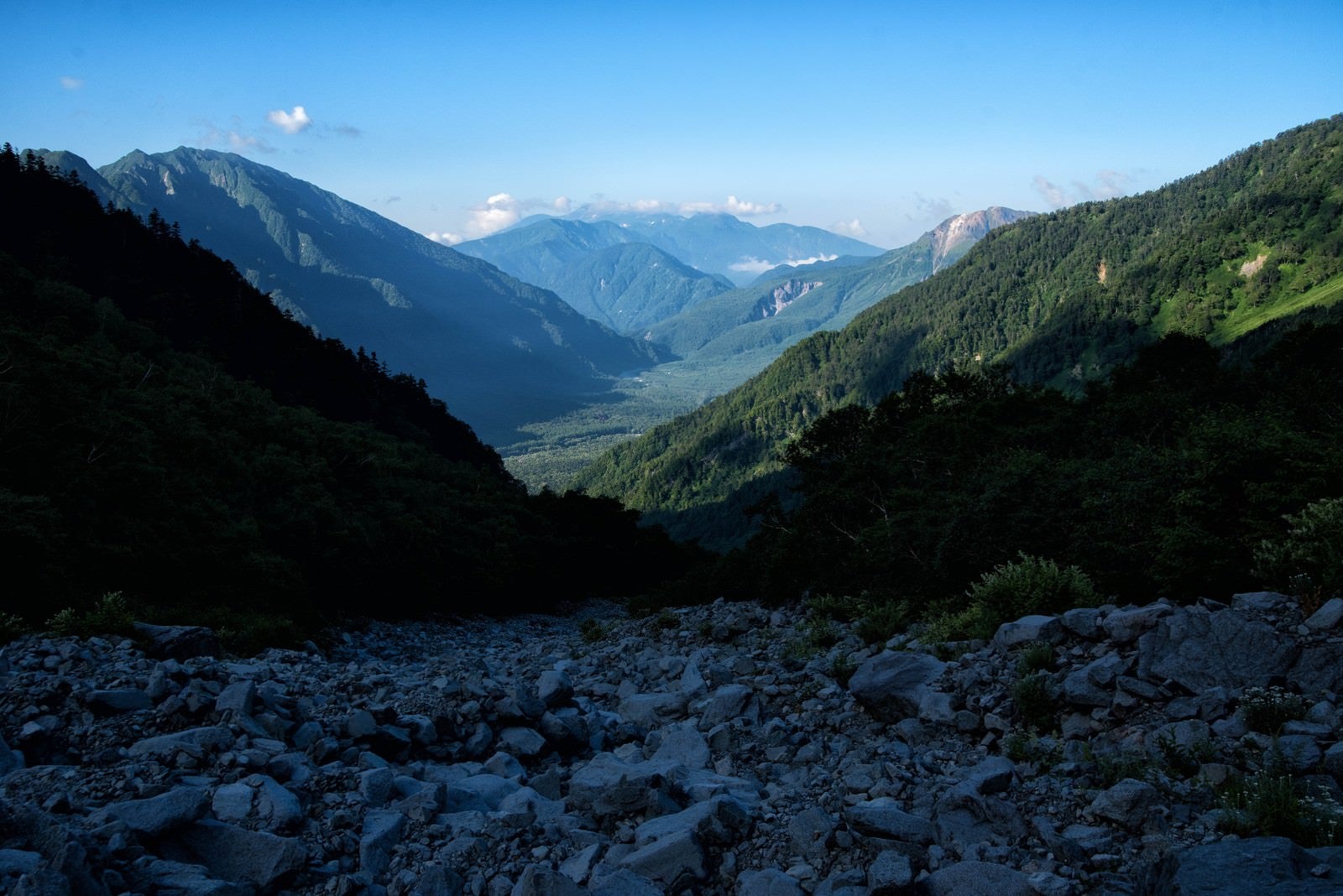 「上高地につながる岳沢の登山道」の写真