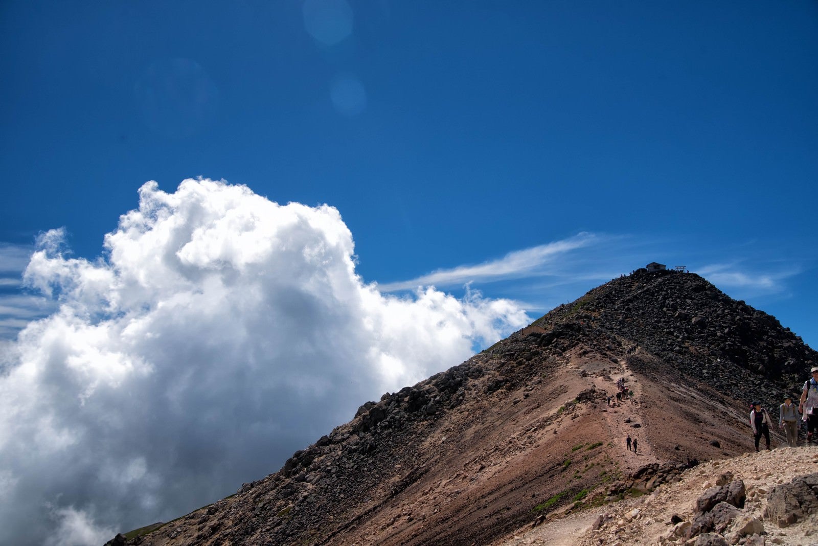 「乗鞍剣ヶ峰の登山道に沸く積雲」の写真
