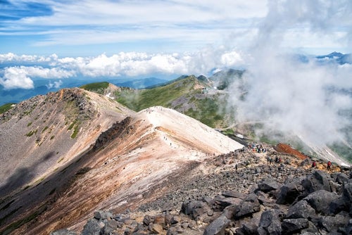 乗鞍剣ヶ峰への登山道から見える風景の写真
