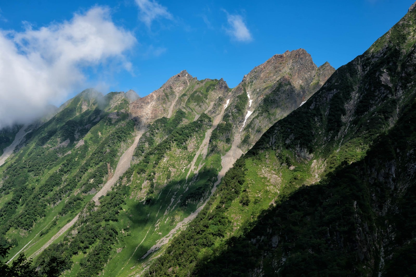 「切れ落ちた西穂高岳の稜線」の写真