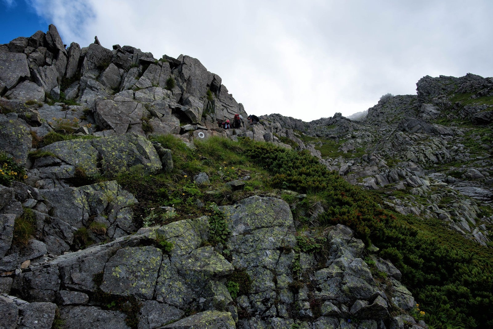 「前穂高岳の山頂直下に聳え立つ岩場」の写真