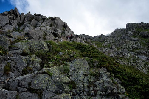 前穂高岳の山頂直下に聳え立つ岩場の写真