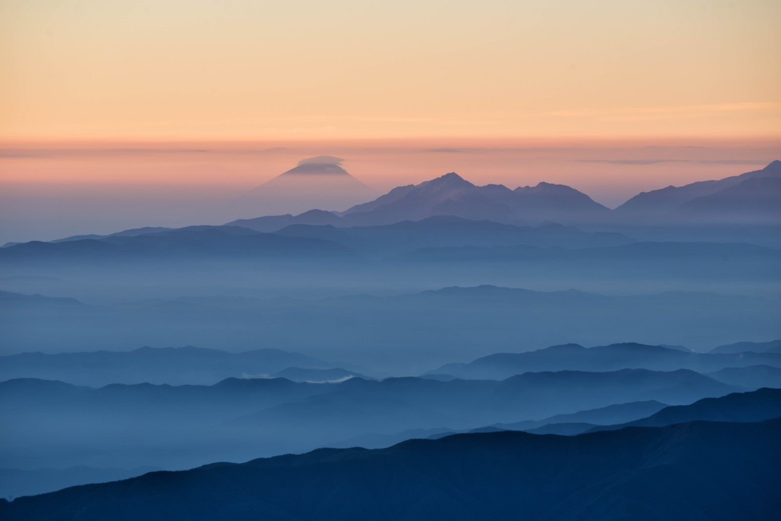 「北アルプスから望む富士山」の写真
