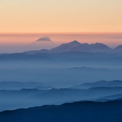 北アルプスから望む富士山の写真