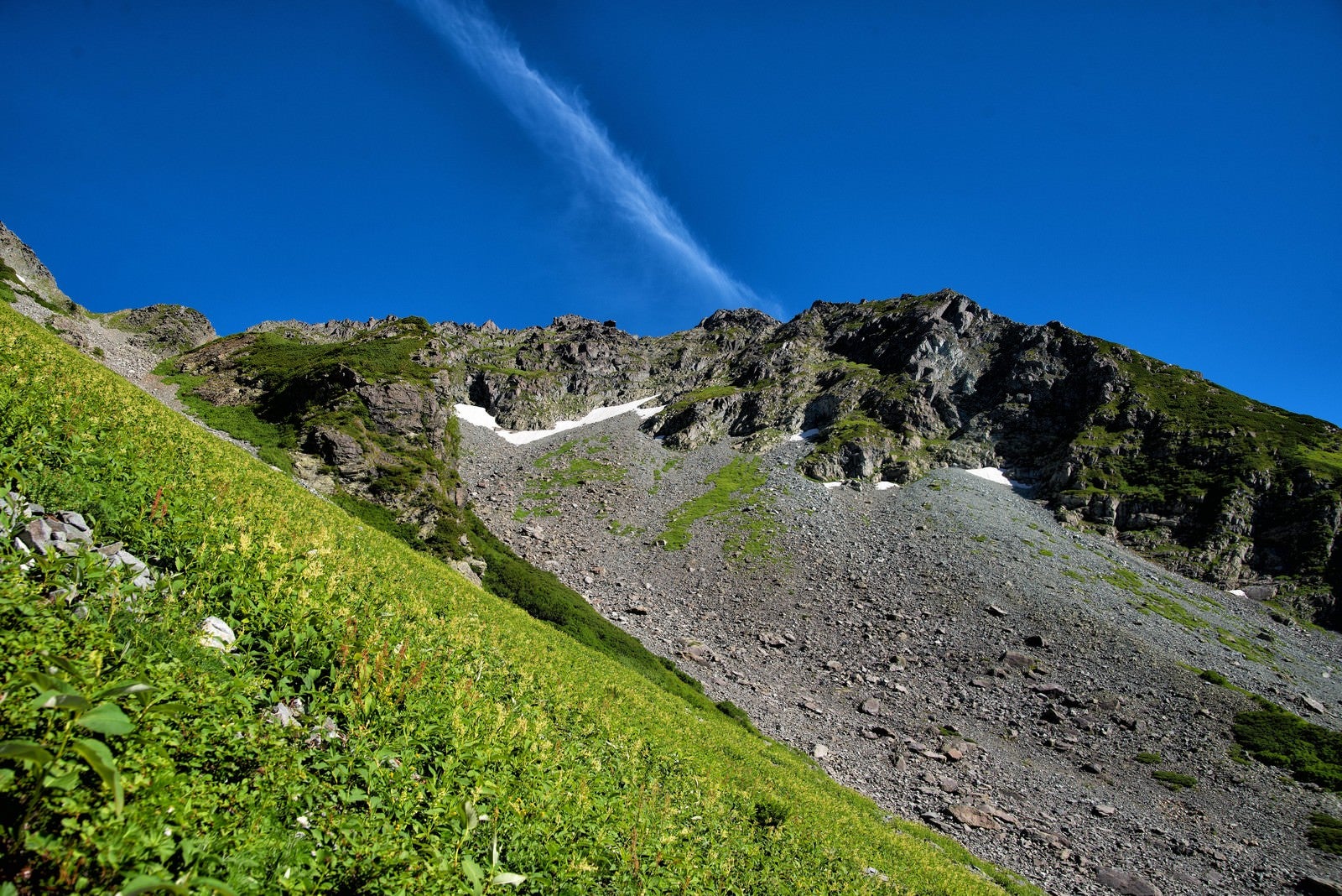 「北穂高岳の岩壁に見える青空」の写真