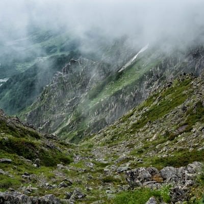 霧たちこめる吊尾根の稜線の写真